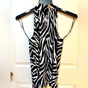 The Limited Black and White Graphic Cut Out Tank Top button detail, key hole